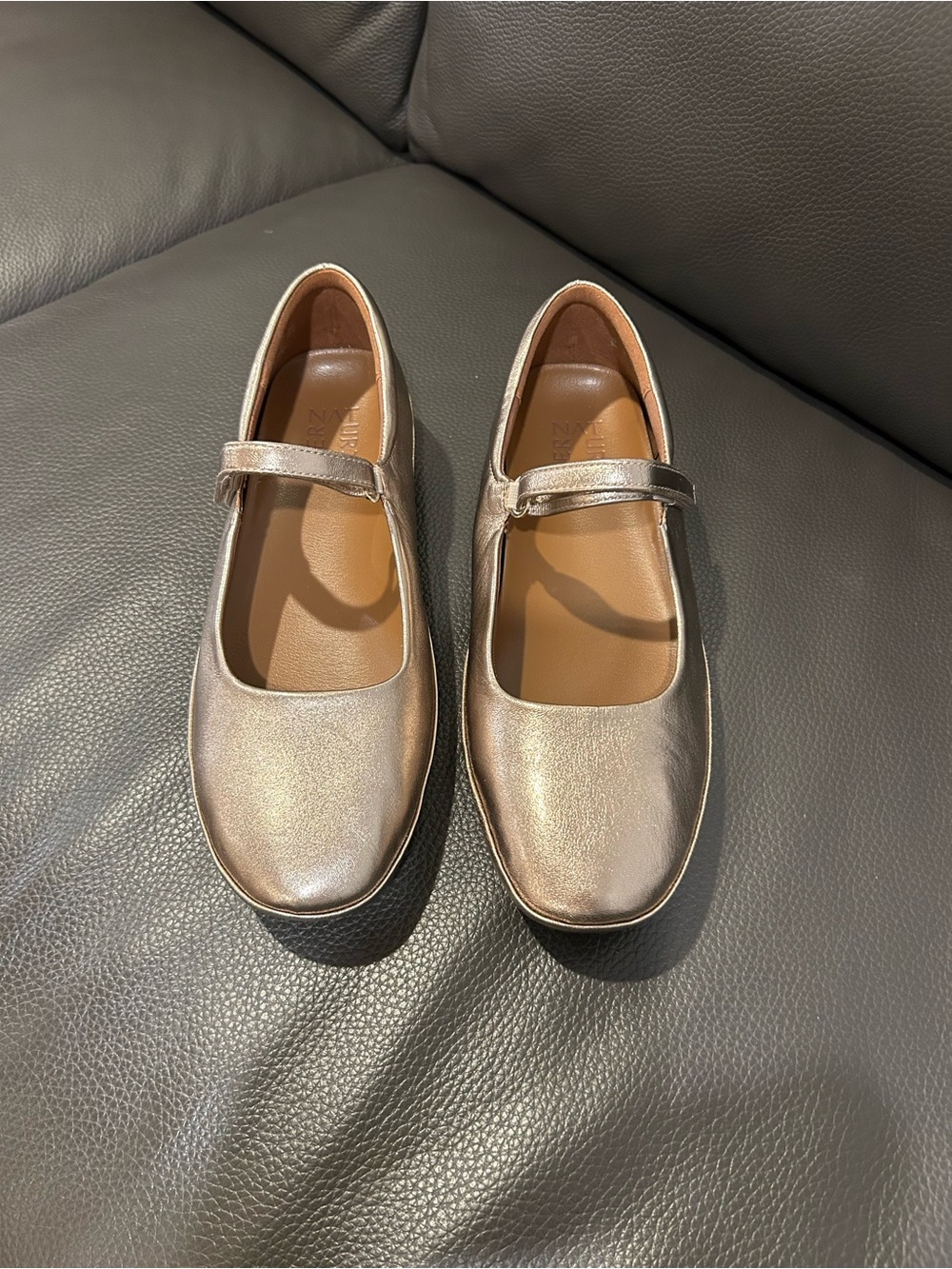 Women’s Naturalizer- Metallic Mary Jane Flats in gold. SZ 9W
